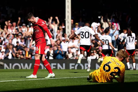 انهيار لم يحدث منذ سباعية أستون فيلا.. ليفربول يسجل رقمًا سلبيًا أمام فولهام بالشوط الأول